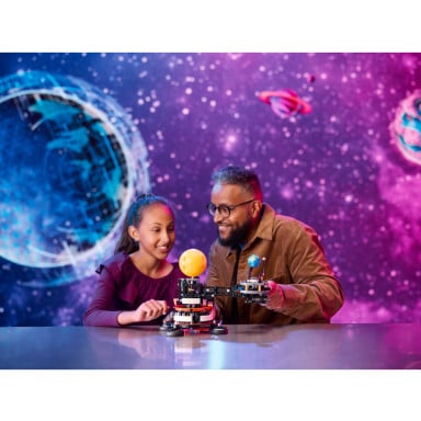 LEGO 42179 Technic Planeta Ziemia i Księżyc na orbicie – zdjęcie