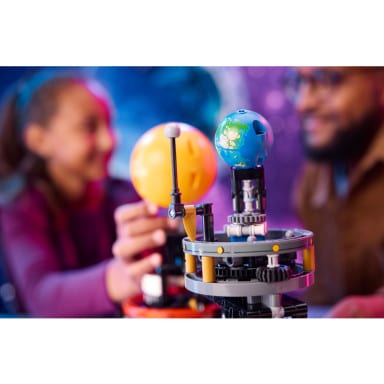 LEGO 42179 Technic Planeta Ziemia i Księżyc na orbicie – zdjęcie