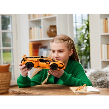 LEGO 42196 Technic Pomarańczowe Lamborghini Huracán Tecnica – zdjęcie