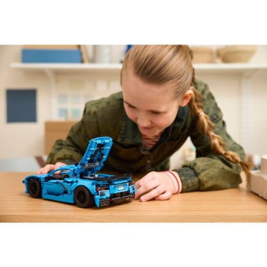 LEGO 42217 Technic Niebieski Chevrolet Corvette Stingray – zdjęcie