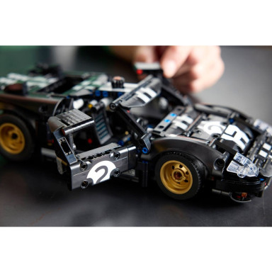 LEGO 42223 Technic Samochód wyścigowy 1966 Ford GT40 MKII – zdjęcie