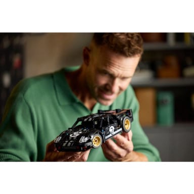 LEGO 42223 Technic Samochód wyścigowy 1966 Ford GT40 MKII – zdjęcie