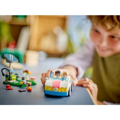 LEGO 42609 Friends Samochód elektryczny i stacja ładująca – zdjęcie
