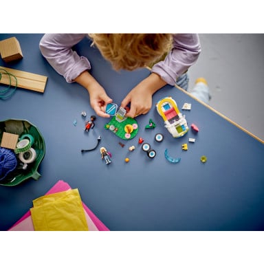 LEGO 42609 Friends Samochód elektryczny i stacja ładująca – zdjęcie