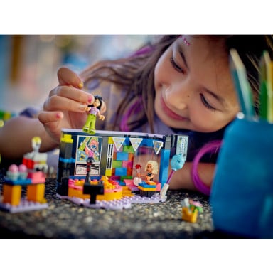 LEGO 42610 Friends Impreza z karaoke – zdjęcie