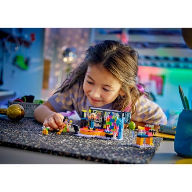 LEGO 42610 Friends Impreza z karaoke – zdjęcie