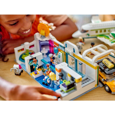 LEGO 42656 Friends Samolot i lotnisko w mieście Heartlake – zdjęcie