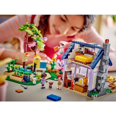 LEGO 42669 Friends Dom pszczelarzy i kwiatowy ogród – zdjęcie