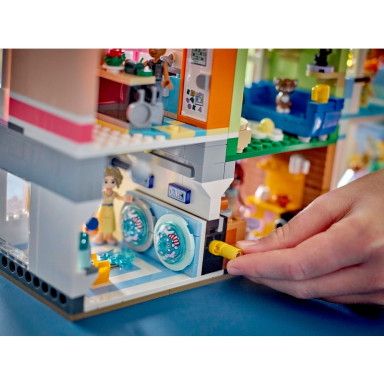 LEGO 42670 Friends Mieszkania i sklepy w mieście Heartlake – zdjęcie