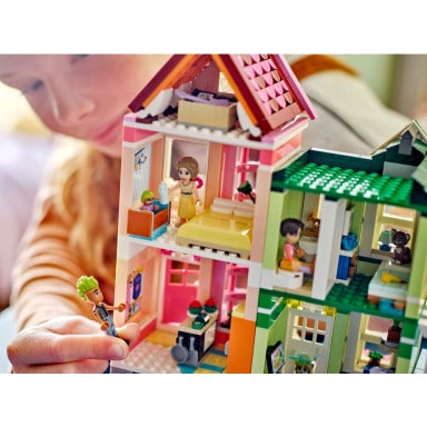 LEGO 42670 Friends Mieszkania i sklepy w mieście Heartlake – zdjęcie
