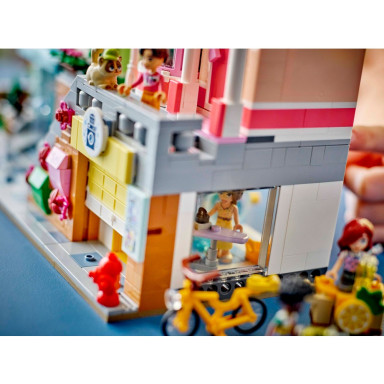 LEGO 42670 Friends Mieszkania i sklepy w mieście Heartlake – zdjęcie