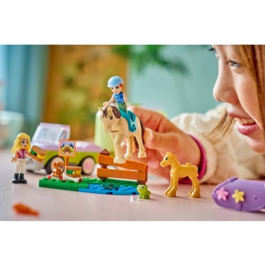LEGO 42695 Friends Przyczepa z koniem i źrebaczkiem – zdjęcie