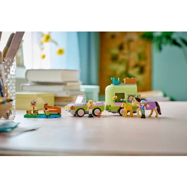 LEGO 42695 Friends Przyczepa z koniem i źrebaczkiem – zdjęcie