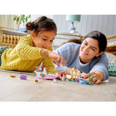 LEGO 43191 Disney Świąteczna łódź Arielki – zdjęcie