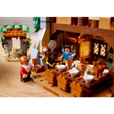LEGO 43242 Disney Chatka Królewny Śnieżki i siedmiu krasnoludków – zdjęcie