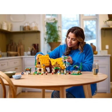 LEGO 43242 Disney Chatka Królewny Śnieżki i siedmiu krasnoludków – zdjęcie