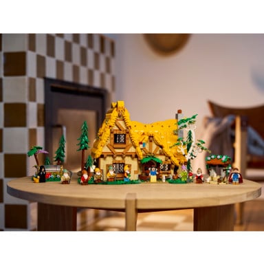 LEGO 43242 Disney Chatka Królewny Śnieżki i siedmiu krasnoludków – zdjęcie