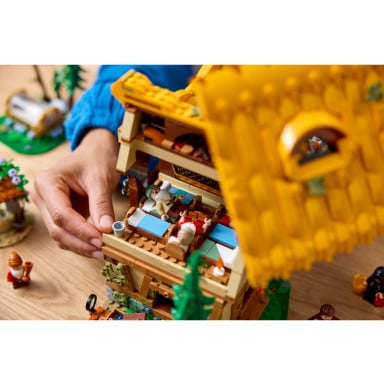 LEGO 43242 Disney Chatka Królewny Śnieżki i siedmiu krasnoludków – zdjęcie