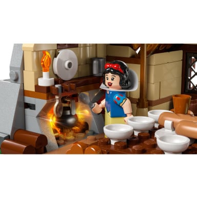 LEGO 43242 Disney Chatka Królewny Śnieżki i siedmiu krasnoludków – zdjęcie