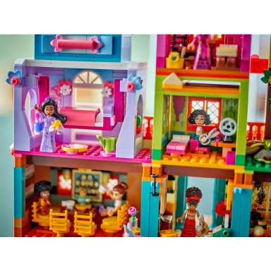 LEGO 43245 Disney Magiczny dom Madrigalów – zdjęcie