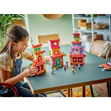 LEGO 43245 Disney Magiczny dom Madrigalów – zdjęcie