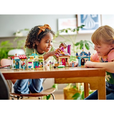LEGO 43246 Disney Przygoda księżniczki Disneya na targu – zdjęcie