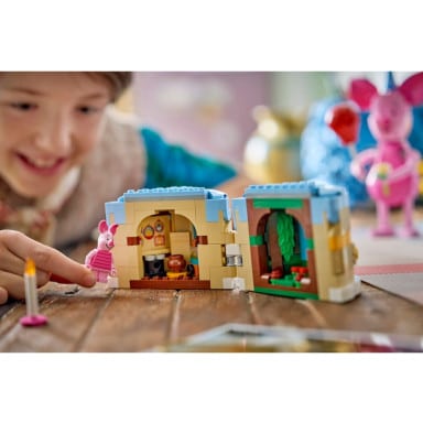 LEGO 43305 Disney Przyjęcie urodzinowe Prosiaczka – zdjęcie