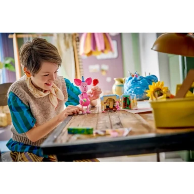 LEGO 43305 Disney Przyjęcie urodzinowe Prosiaczka – zdjęcie