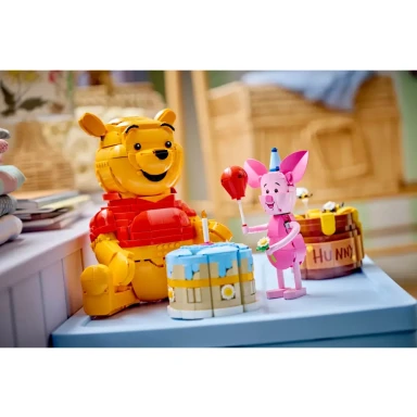 LEGO 43305 Disney Przyjęcie urodzinowe Prosiaczka – zdjęcie
