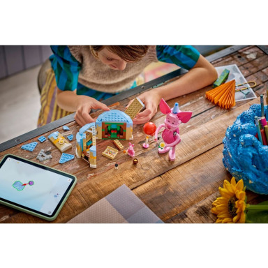 LEGO 43305 Disney Przyjęcie urodzinowe Prosiaczka – zdjęcie