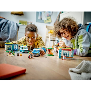 LEGO 60371 City Parking dla pojazdów uprzywilejowanych – zdjęcie