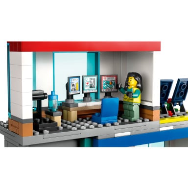LEGO 60371 City Parking dla pojazdów uprzywilejowanych – zdjęcie
