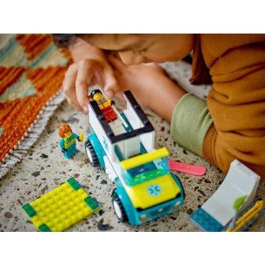 LEGO 60403 City Karetka i snowboardzista – zdjęcie