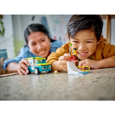 LEGO 60403 City Karetka i snowboardzista – zdjęcie