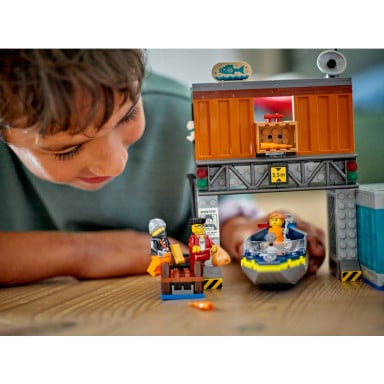 LEGO 60417 City Policyjna motorówka i kryjówka złodziejaszków – zdjęcie