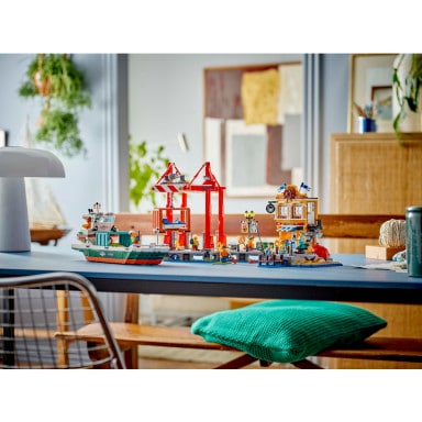 LEGO 60422 City Nadmorski port ze statkiem towarowym – zdjęcie