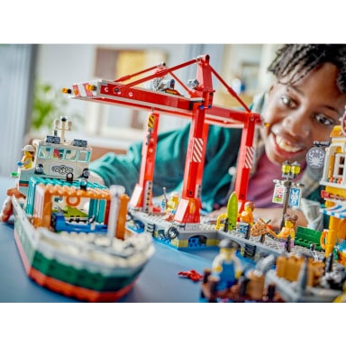 LEGO 60422 City Nadmorski port ze statkiem towarowym – zdjęcie