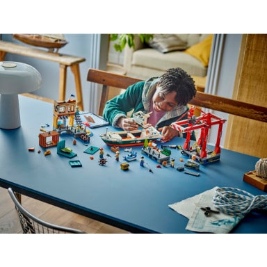 LEGO 60422 City Nadmorski port ze statkiem towarowym – zdjęcie