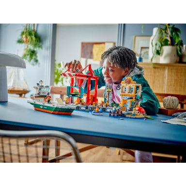 LEGO 60422 City Nadmorski port ze statkiem towarowym – zdjęcie