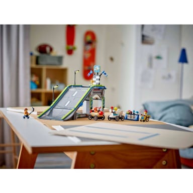 LEGO 60460 City Bez granic: tor z rampami dla wyścigówek – zdjęcie