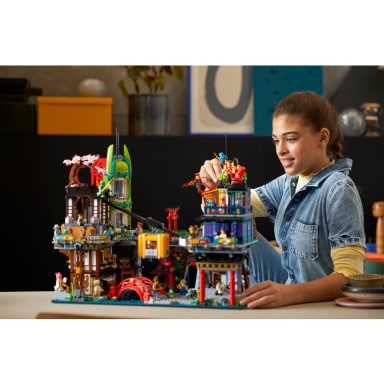 LEGO 71799 NINJAGO Rynek miejski NINJAGO – zdjęcie