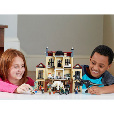 LEGO 75930 Jurassic World Atak indoraptora – zdjęcie