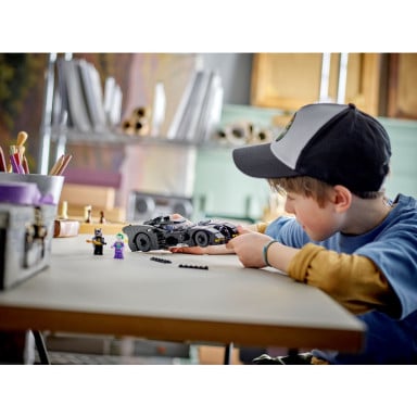 LEGO 76224 DC Batmobil: Pościg Batmana za Jokerem – zdjęcie