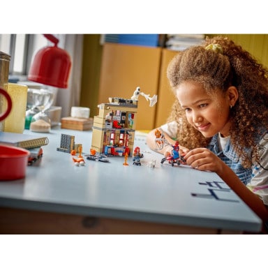 LEGO 76317 Marvel Mieszkanie Petera Parkera – zdjęcie