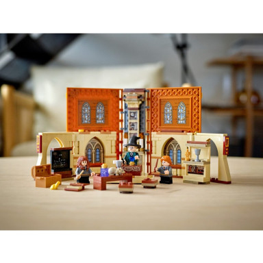 LEGO 76382 Harry Potter Chwile z Hogwartu: zajęcia z transfiguracji – zdjęcie