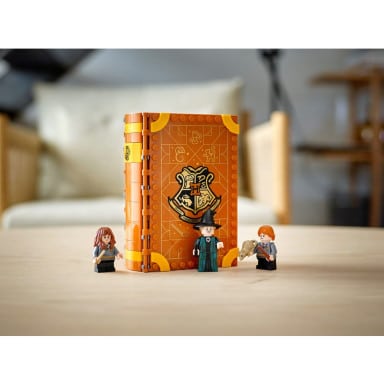 LEGO 76382 Harry Potter Chwile z Hogwartu: zajęcia z transfiguracji – zdjęcie