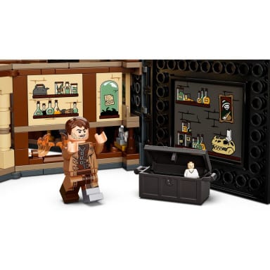 LEGO 76397 Harry Potter Chwile z Hogwartu: zajęcia z obrony przed czarną magią – zdjęcie