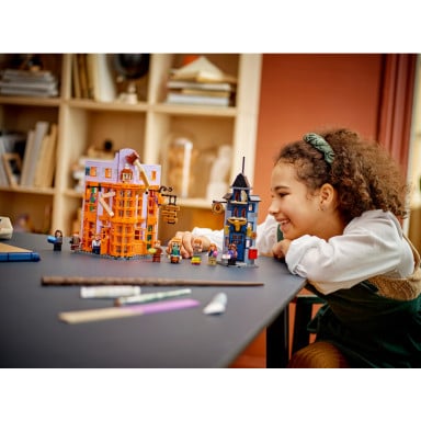 LEGO 76422 Harry Potter Ulica Pokątna: Magiczne dowcipy Weasleyów – zdjęcie