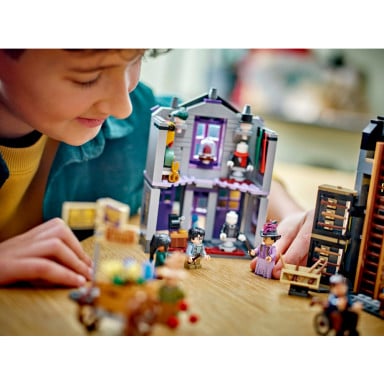 LEGO 76439 Harry Potter Sklepy Ollivandera i Madame Malkin – zdjęcie