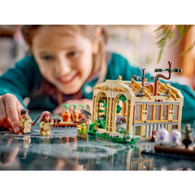 LEGO 76445 Harry Potter Zamek Hogwart: zajęcia z zielarstwa – zdjęcie